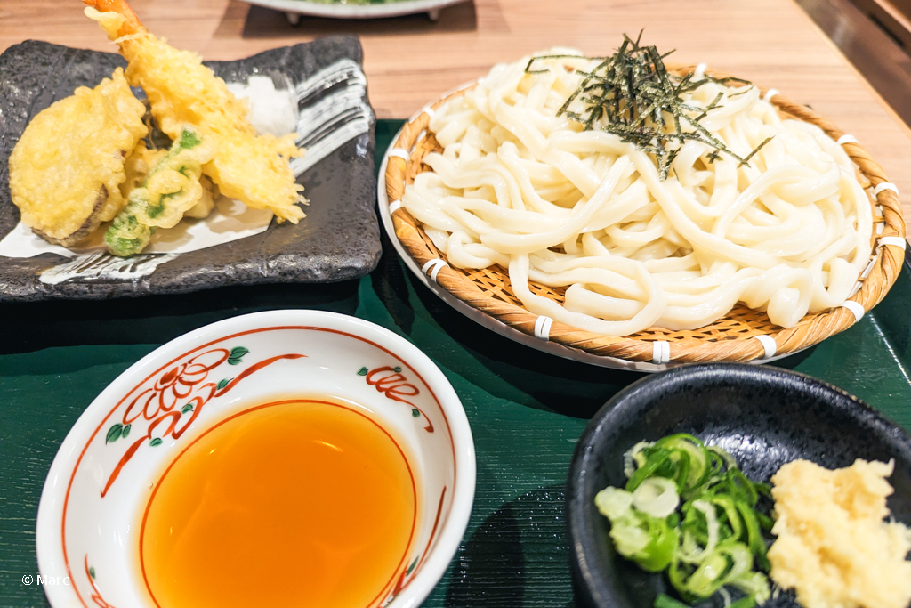 館内レストランのうどん