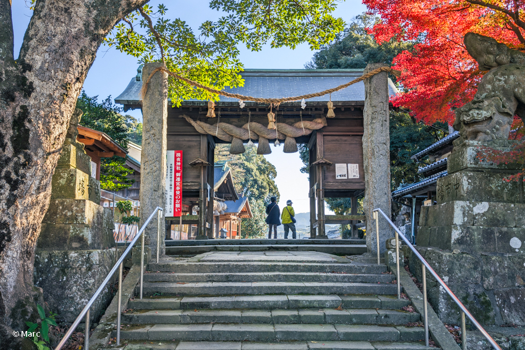 揖夜神社の拝殿しめ縄